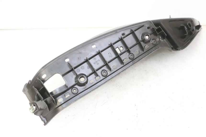 photo de TAPA REPOSAPIES DERECHA PIAGGIO MP3 500 (2011 - 2015) - Primer plano técnico