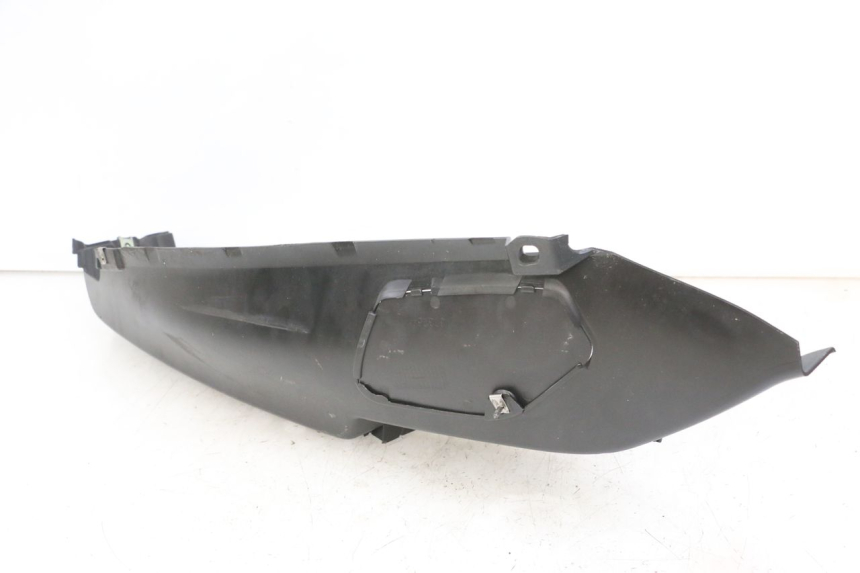 photo de TAPA REPOSAPIES DERECHA PIAGGIO MP3 500 (2011 - 2015) - Detalles de los puntos de fijación