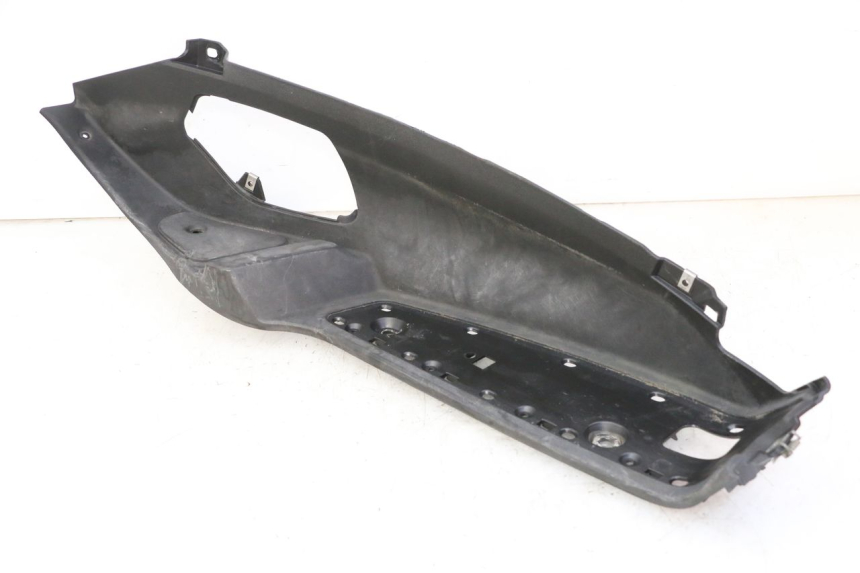 photo de TAPA REPOSAPIES DERECHA PIAGGIO MP3 500 (2011 - 2015) - Primer plano técnico