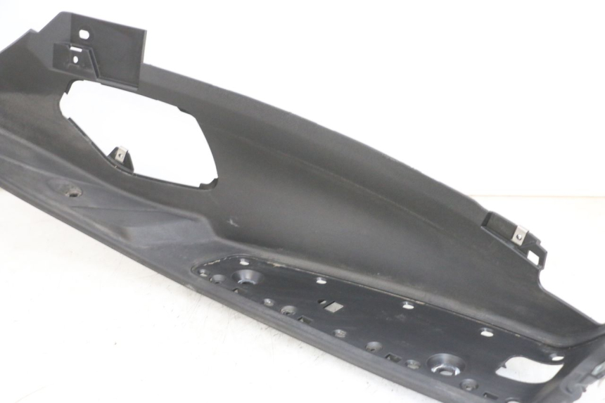 photo de TAPA REPOSAPIES DERECHA PIAGGIO MP3 500 (2016 - 2018) - Detalles de los puntos de fijación