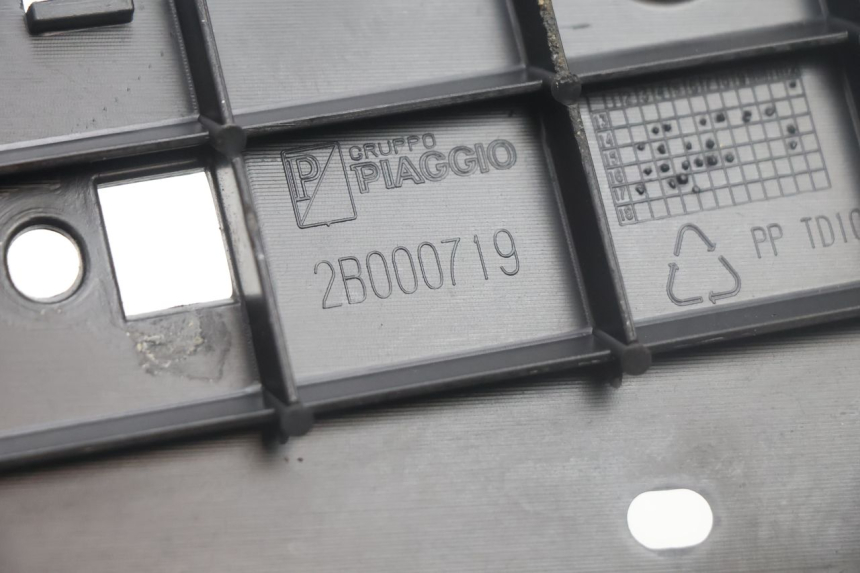 photo de TAPA REPOSAPIES DERECHA PIAGGIO MP3 500 (2016 - 2018) - Estado de la superficie y material