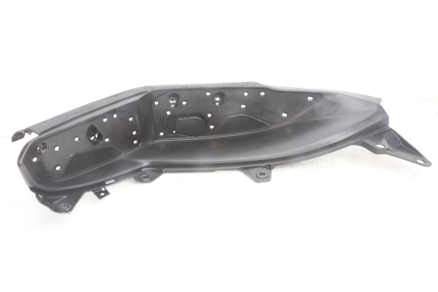 photo de TAPA REPOSAPIES DERECHA YAMAHA N-MAX NMAX 125 (2021 - 2024) - Primer plano técnico
