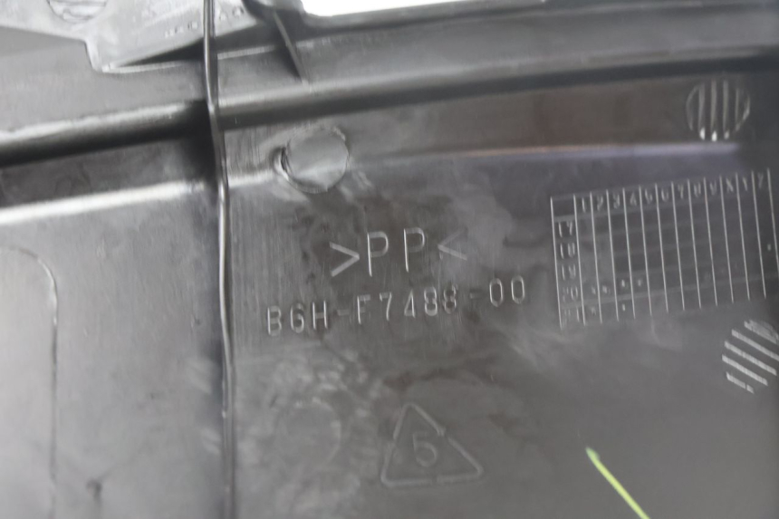 photo de TAPA REPOSAPIES DERECHA YAMAHA N-MAX NMAX 125 (2021 - 2024) - Estado de la superficie y material