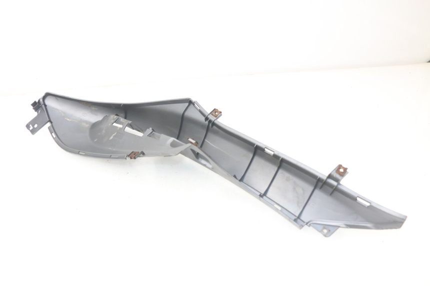 photo de TAPA REPOSAPIES DERECHA YAMAHA NEO'S NEOS 2T 50 (2007 - 2017) - Primer plano técnico