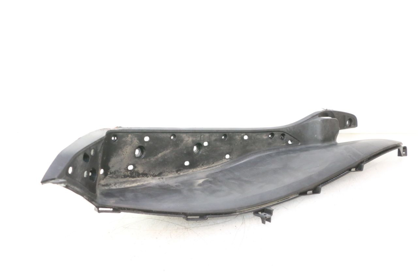 photo de TAPA REPOSAPIES DERECHA HONDA PCX (JF28) 125 (2009 - 2011) - Detalles de los puntos de fijación
