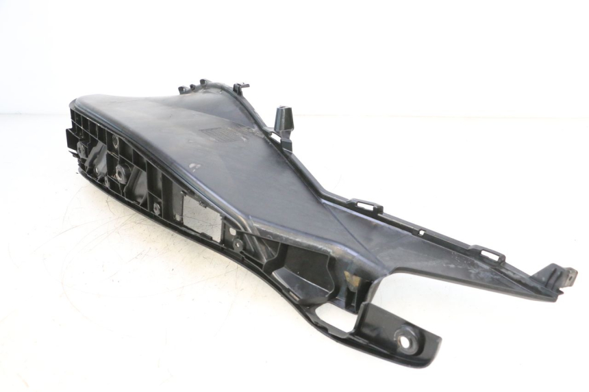 photo de TAPA REPOSAPIES DERECHA HONDA PCX (JF57/JF64) 125 (2014 - 2018) - Otra perspectiva