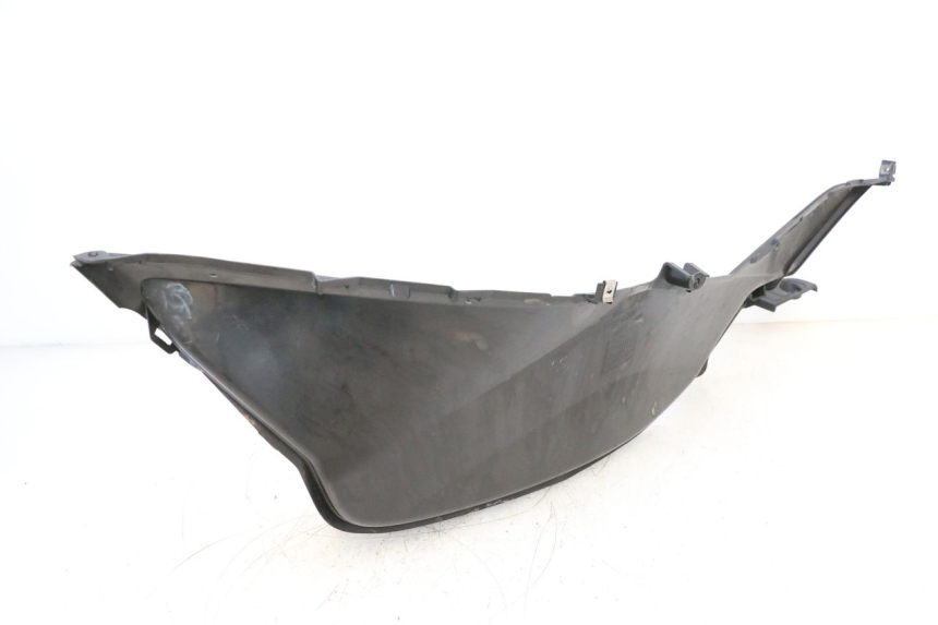 photo de TAPA REPOSAPIES DERECHA HONDA PCX (JF57/JF64) 125 (2014 - 2018) - Primer plano técnico