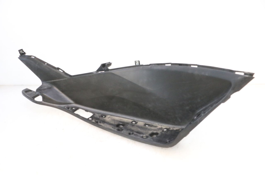 photo de TAPA REPOSAPIES DERECHA HONDA PCX (JF57/JF64) 125 (2014 - 2018) - Detalles de los puntos de fijación
