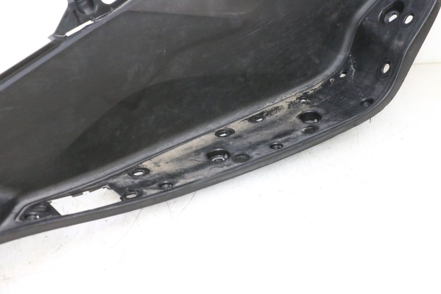 photo de TAPA REPOSAPIES DERECHA HONDA PCX (JF57/JF64) 125 (2014 - 2018) - Recambio usado revisado