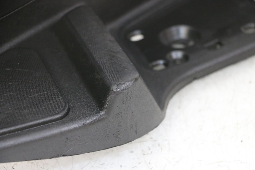 photo de PATA DE APOYO DERECHA PIAGGIO MP3 LT 400 (2007 - 2012) - Detalles de los puntos de fijación