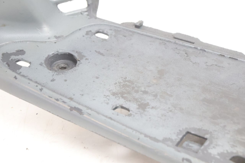 photo de TAPA REPOSAPIES DERECHA GILERA RUNNER SP 50 (2002 - 2004) - Primer plano técnico