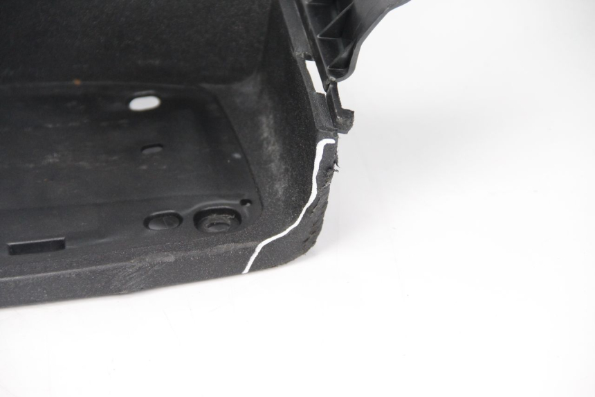 photo de TAPA REPOSAPIES DERECHA PEUGEOT SATELIS 125 (2013 - 2018) - Zoom estado de uso