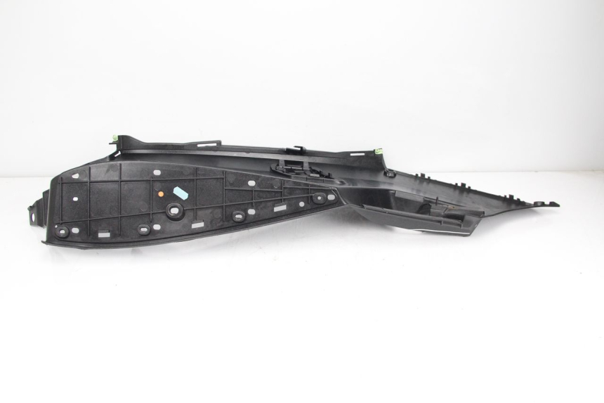 photo de TAPA REPOSAPIES DERECHA PEUGEOT SATELIS 125 (2013 - 2018) - Otra perspectiva