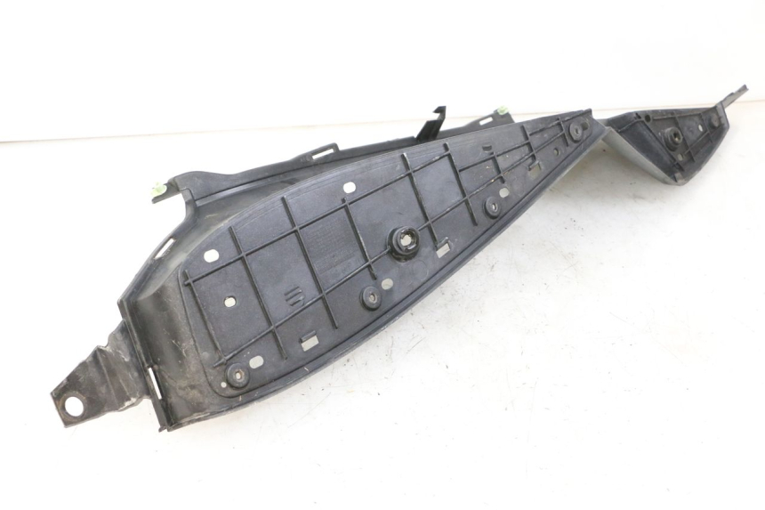 photo de TAPA REPOSAPIES DERECHA PEUGEOT SATELIS 250 (2006 - 2012) - Otra perspectiva