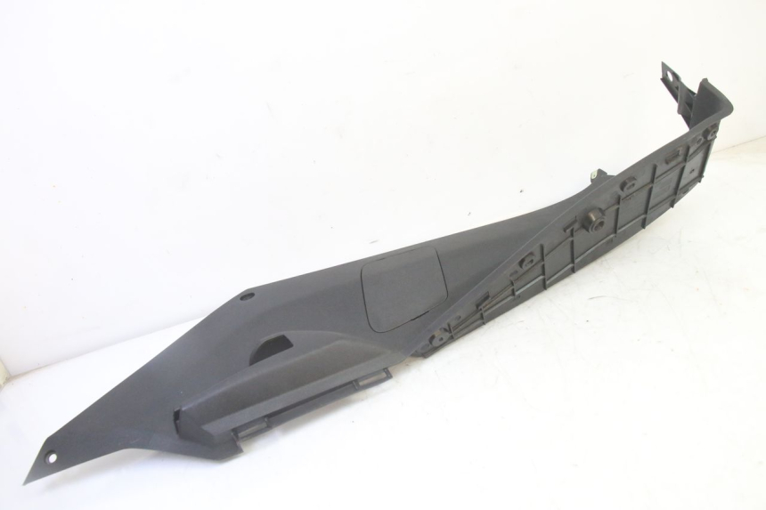 photo de TAPA REPOSAPIES DERECHA PEUGEOT SATELIS 125 (2013 - 2018) - Otra perspectiva