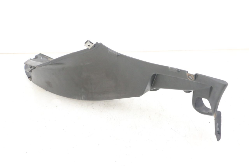 photo de TAPA REPOSAPIES DERECHA APRILIA SCARABEO GT TOURING 125 (1999 - 2005) - Primer plano técnico
