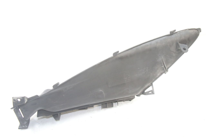 photo de TAPA REPOSAPIES DERECHA SUZUKI BURGMAN 125 (2015 - 2017) - Primer plano técnico