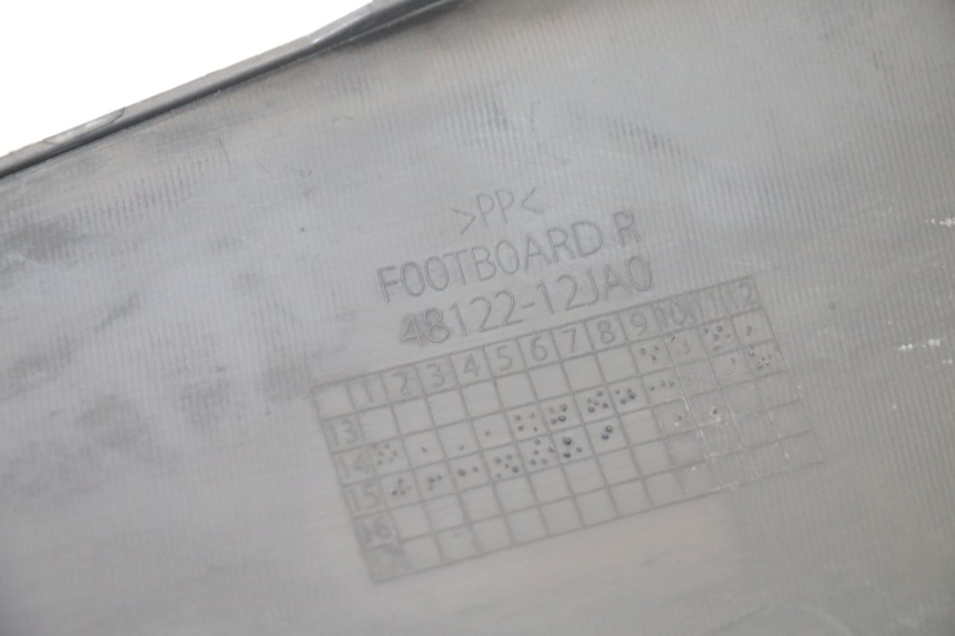 photo de TAPA REPOSAPIES DERECHA SUZUKI BURGMAN 125 (2015 - 2017) - Detalles de los puntos de fijación