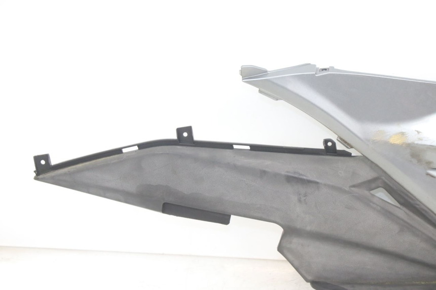 photo de TAPA REPOSAPIES DERECHA KYMCO X-CITING XCITING 400 (2014 - 2018) - Primer plano de alta resolución