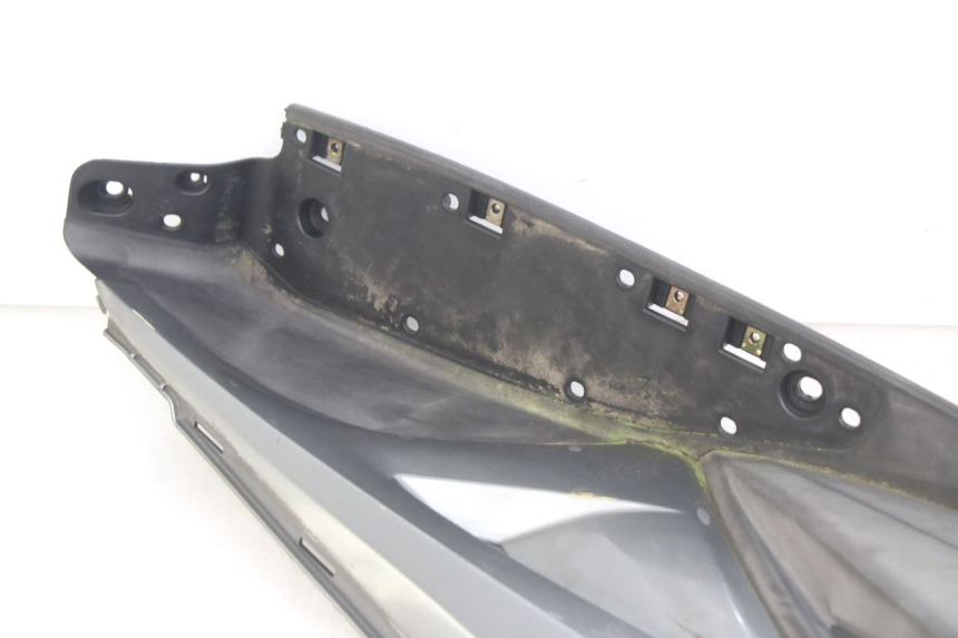 photo de TAPA REPOSAPIES DERECHA KYMCO X-CITING XCITING 400 (2014 - 2018) - Detalles de los puntos de fijación