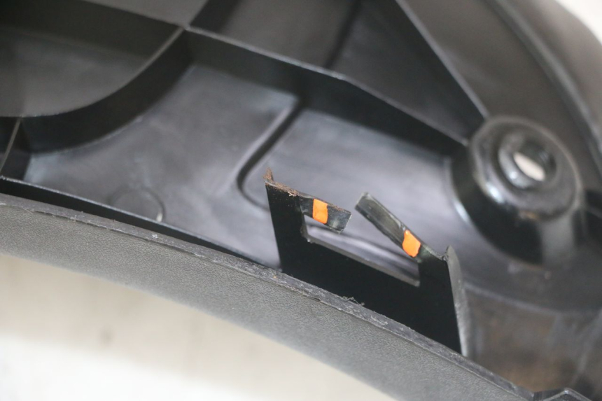 photo de ESTRIBO PEUGEOT ELYSEO 125 (1999 - 2004) - Detalles de los puntos de fijación