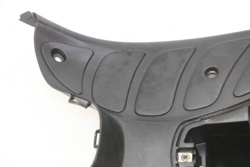 photo de TAPA REPOSAPIES PEUGEOT ELYSTAR 125 (2002 - 2007) - Zoom sobre los componentes