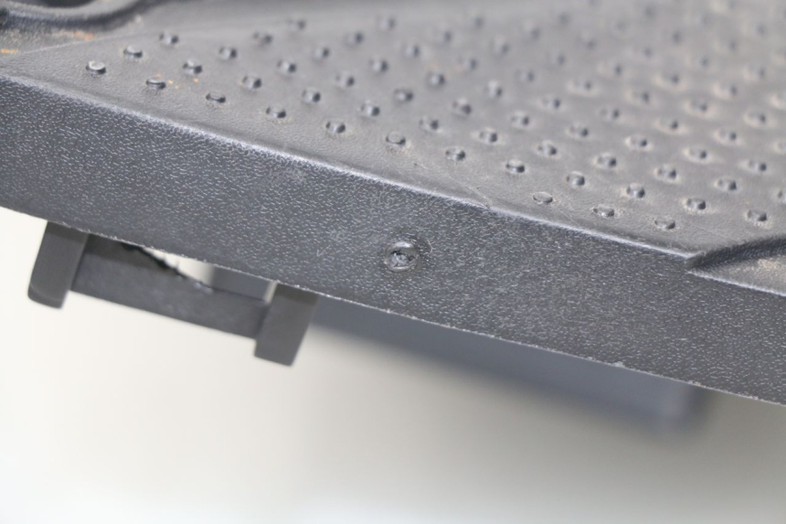 photo de TAPA REPOSAPIES SYM FIDDLE 2 50 (2008 - 2013) - Estado de la superficie y material