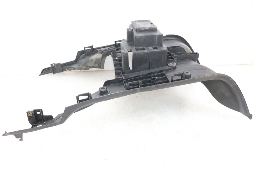 photo de TAPA REPOSAPIES SYM FIDDLE 3 III 50 (2014 - 2020) - Detalles de los puntos de fijación