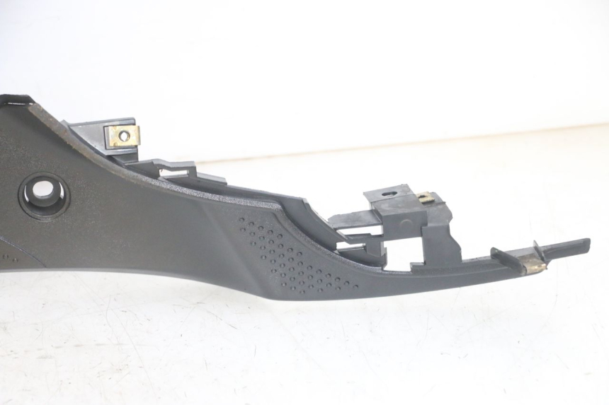 photo de TAPA REPOSAPIES SYM FIDDLE 3 III 50 (2014 - 2020) - Zoom sobre los componentes