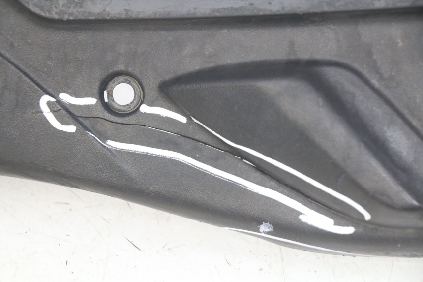 photo de TAPA REPOSAPIES PIAGGIO FLY 2T 50 (2004 - 2017) - Detalles de los puntos de fijación