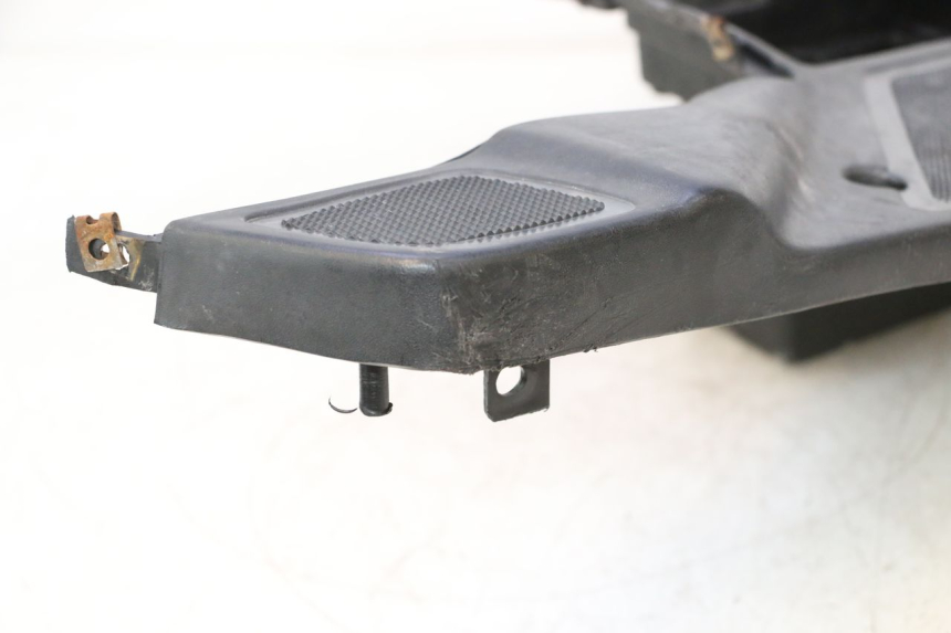 photo de TAPA REPOSAPIES KEEWAY FOCUS 50 (2006 - 2009) - Detalles de los puntos de fijación