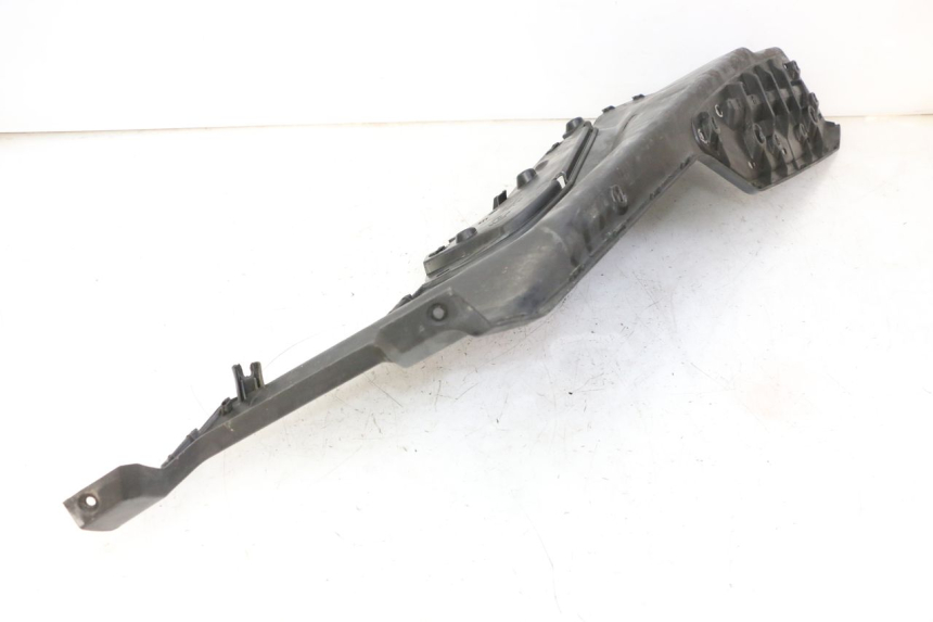 photo de TAPA REPOSAPIES IZQUIERDA QUADRO 4 4D 350 (2015 - 2018) - Primer plano técnico