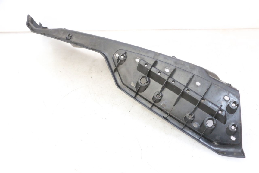 photo de TAPA REPOSAPIES IZQUIERDA QUADRO 4 4D 350 (2015 - 2018) - Vista general del producto