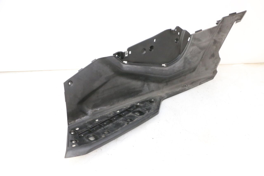 photo de TAPA REPOSAPIES IZQUIERDA QUADRO 4 4D 350 (2015 - 2018) - Estado de la superficie y material