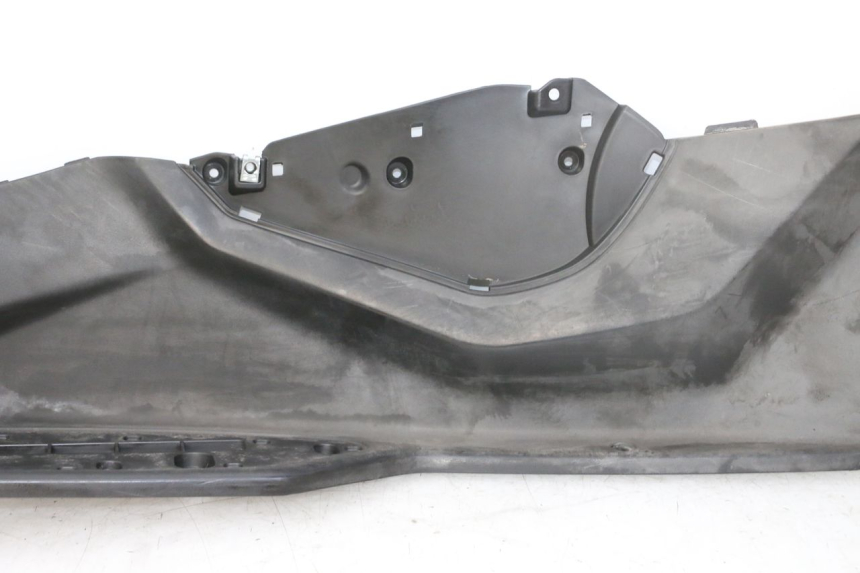 photo de TAPA REPOSAPIES IZQUIERDA QUADRO 4 4D 350 (2015 - 2018) - Marcados y referencias originales