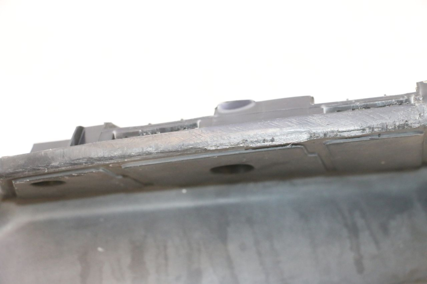 photo de PATA DE PIE IZQUIERDA SUZUKI BURGMAN 125 (2007 - 2014) - Primer plano técnico
