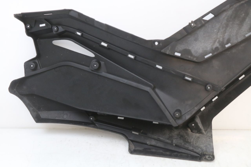 photo de TAPA REPOSAPIES IZQUIERDA LONGJIA EASY MAX 125 (2020 - 2024) - Primer plano técnico