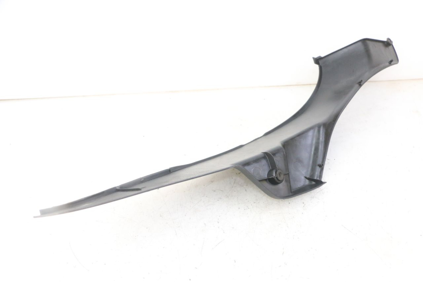 photo de TAPA REPOSAPIES IZQUIERDA PEUGEOT ELYSEO 125 (1999 - 2004) - Primer plano técnico