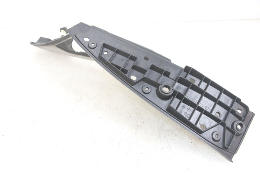 photo de TAPA REPOSAPIES IZQUIERDA PEUGEOT GEOPOLIS RS 125 (2007 - 2009) - Zoom estado de uso