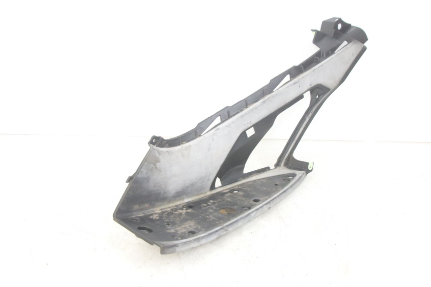 photo de TAPA REPOSAPIES IZQUIERDA PEUGEOT GEOPOLIS RS 125 (2007 - 2009) - Primer plano técnico