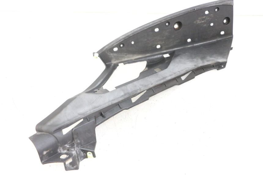 photo de TAPA REPOSAPIES IZQUIERDA PEUGEOT GEOPOLIS RS 125 (2007 - 2009) - Zoom estado de uso