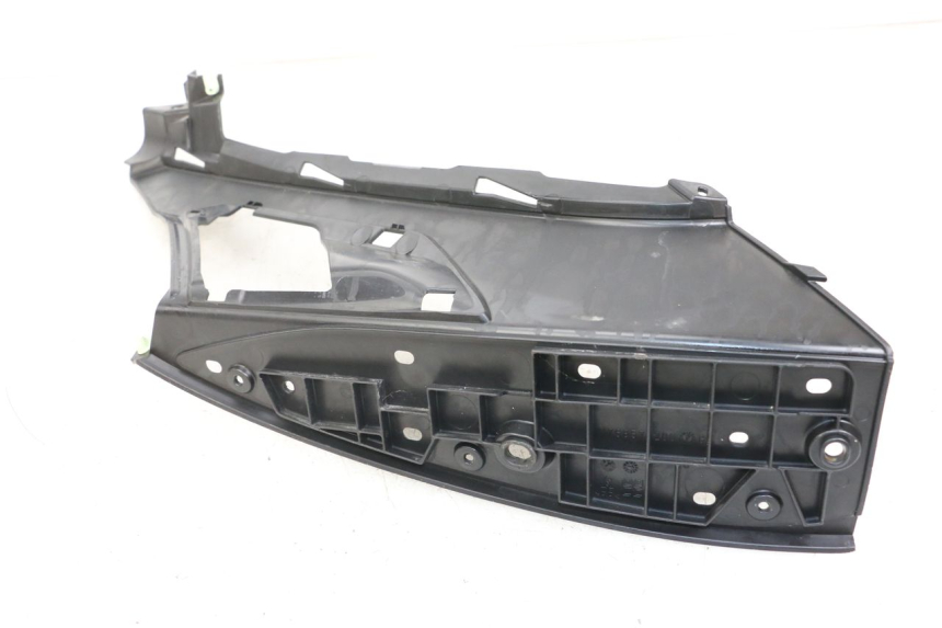 photo de TAPA REPOSAPIES IZQUIERDA PEUGEOT GEOPOLIS RS 125 (2007 - 2009) - Primer plano técnico