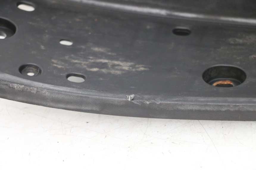 photo de TAPA REPOSAPIES IZQUIERDA PEUGEOT GEOPOLIS RS 125 (2007 - 2009) - Estado de la superficie y material