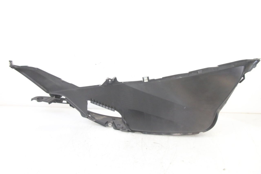 photo de TAPA REPOSAPIES IZQUIERDA HONDA PCX (JF57/JF64) 125 (2014 - 2018) - Primer plano técnico