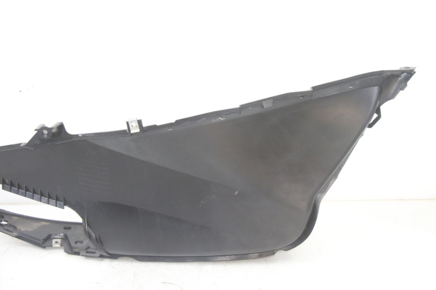 photo de TAPA REPOSAPIES IZQUIERDA HONDA PCX (JF57/JF64) 125 (2014 - 2018) - Detalles de los puntos de fijación