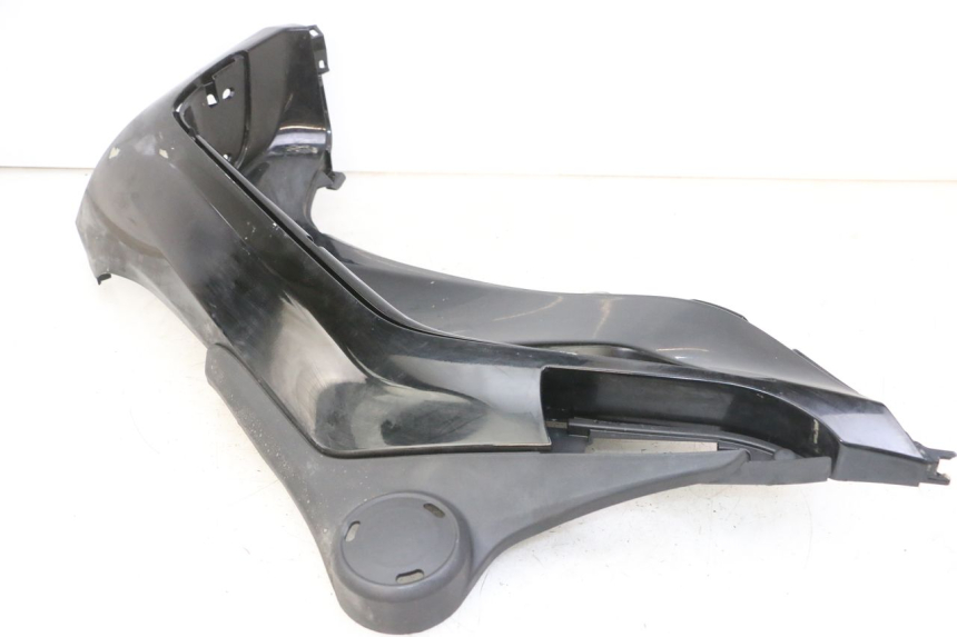 photo de TAPA REPOSAPIES IZQUIERDA PIAGGIO IE MP3 YOURBAN 300 (2011 - 2016) - Primer plano de alta resolución