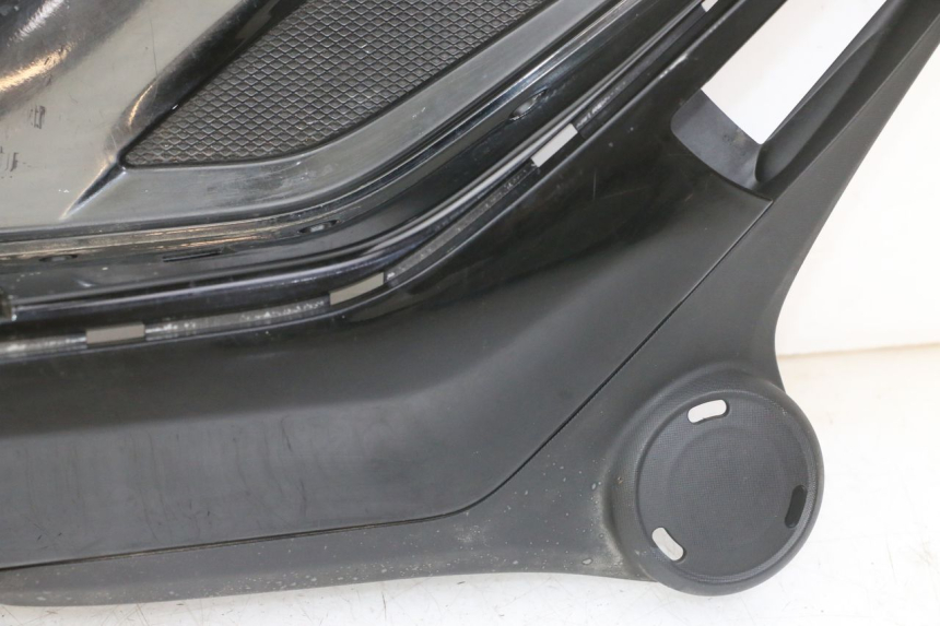 photo de TAPA REPOSAPIES IZQUIERDA PIAGGIO IE MP3 YOURBAN 300 (2011 - 2016) - Enfoque en la estructura