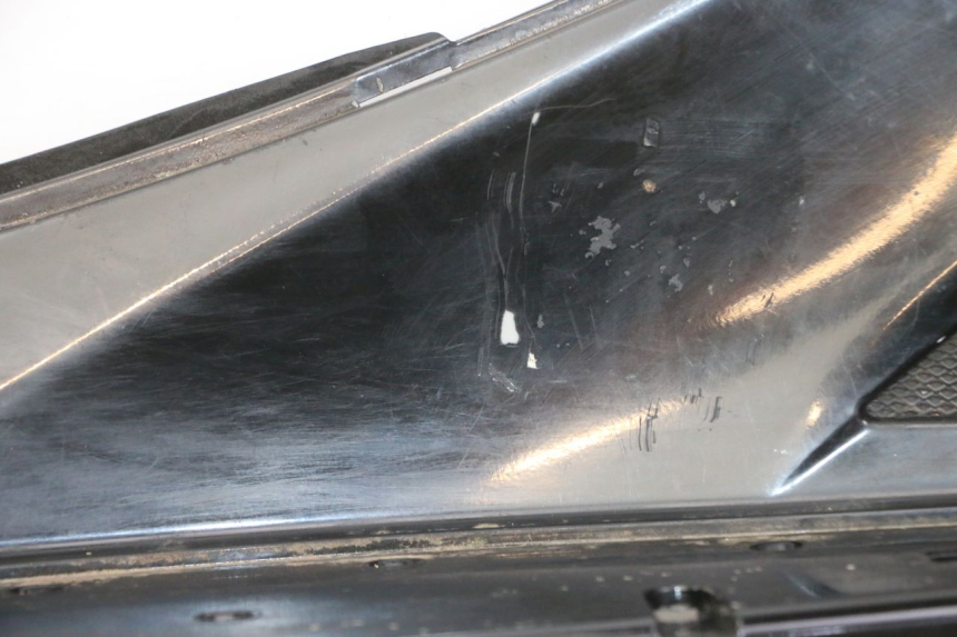 photo de TAPA REPOSAPIES IZQUIERDA PIAGGIO IE MP3 YOURBAN 300 (2011 - 2016) - Perfil de la pieza de repuesto