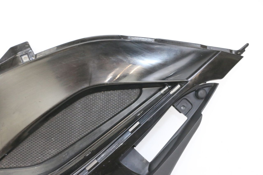 photo de TAPA REPOSAPIES IZQUIERDA PIAGGIO IE MP3 YOURBAN 300 (2011 - 2016) - Detalle de la pieza