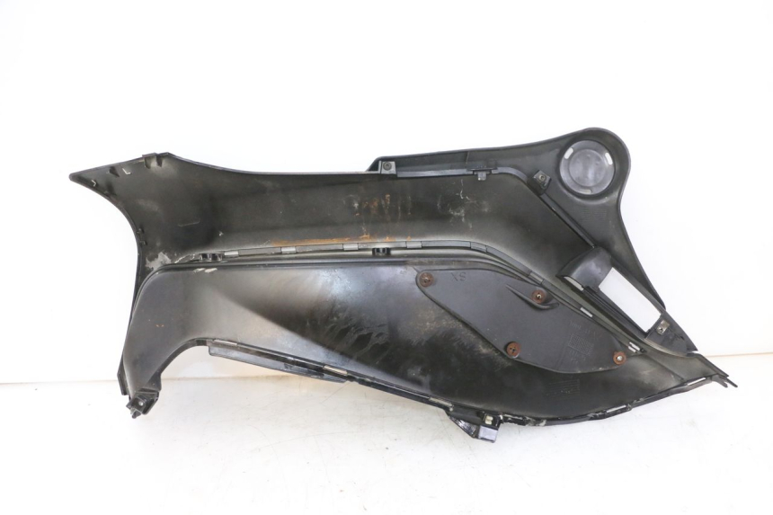 photo de TAPA REPOSAPIES IZQUIERDA PIAGGIO IE MP3 YOURBAN 300 (2011 - 2016) - Primer plano técnico